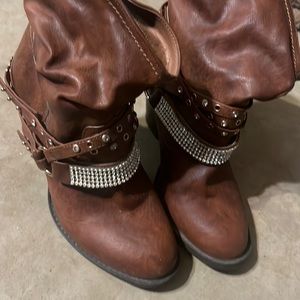 Daisy Fuentes boots with heals